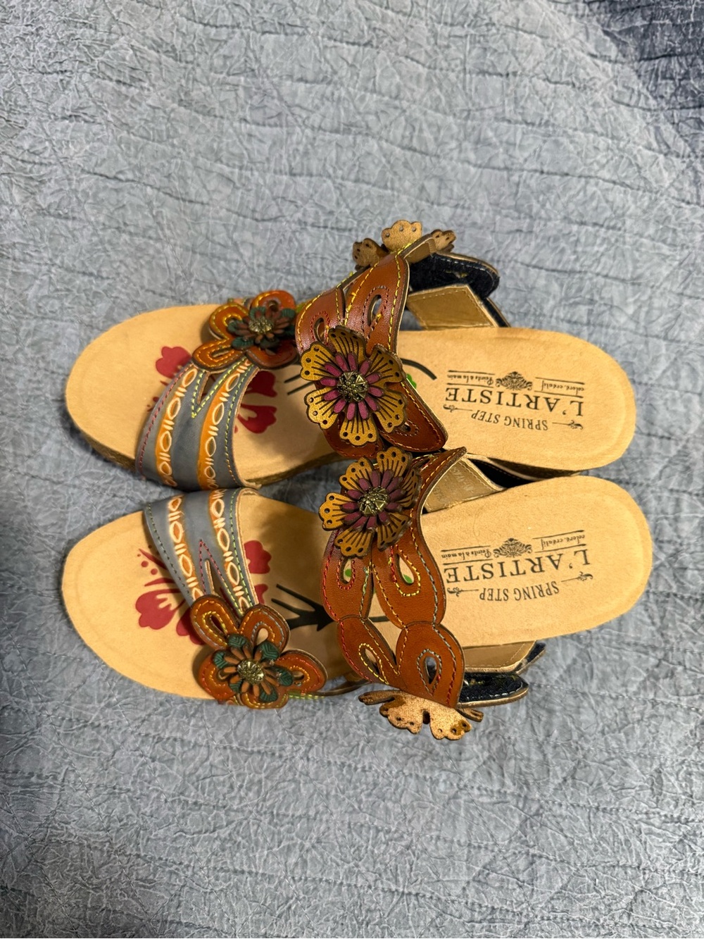 L'ARTISTE Women's Brown Floral Leather Slide Sandals